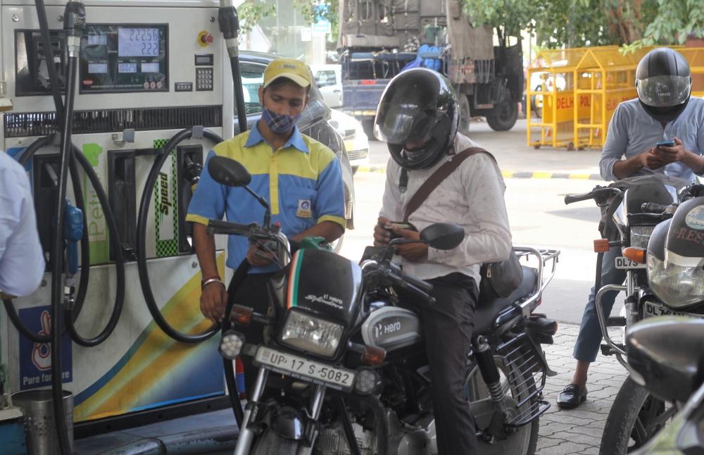 The Weekend Leader - Fuel consumers get relief, no revision in petrol, diesel prices